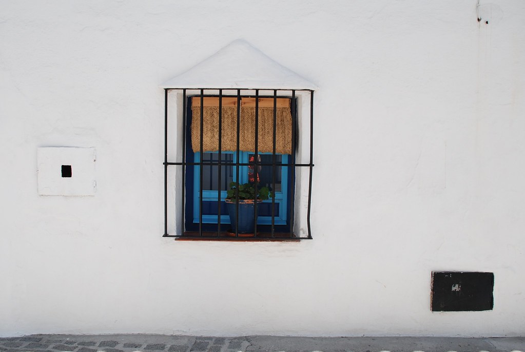Pared encalada andaluza con ventana