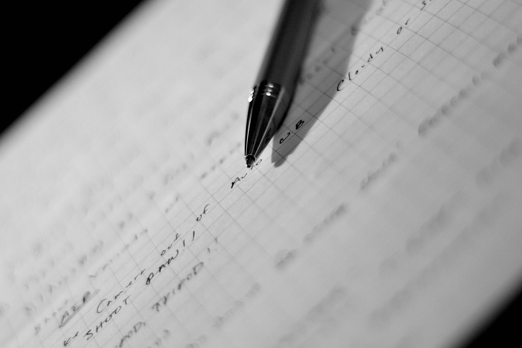 Pluma sobre notas manuscritas